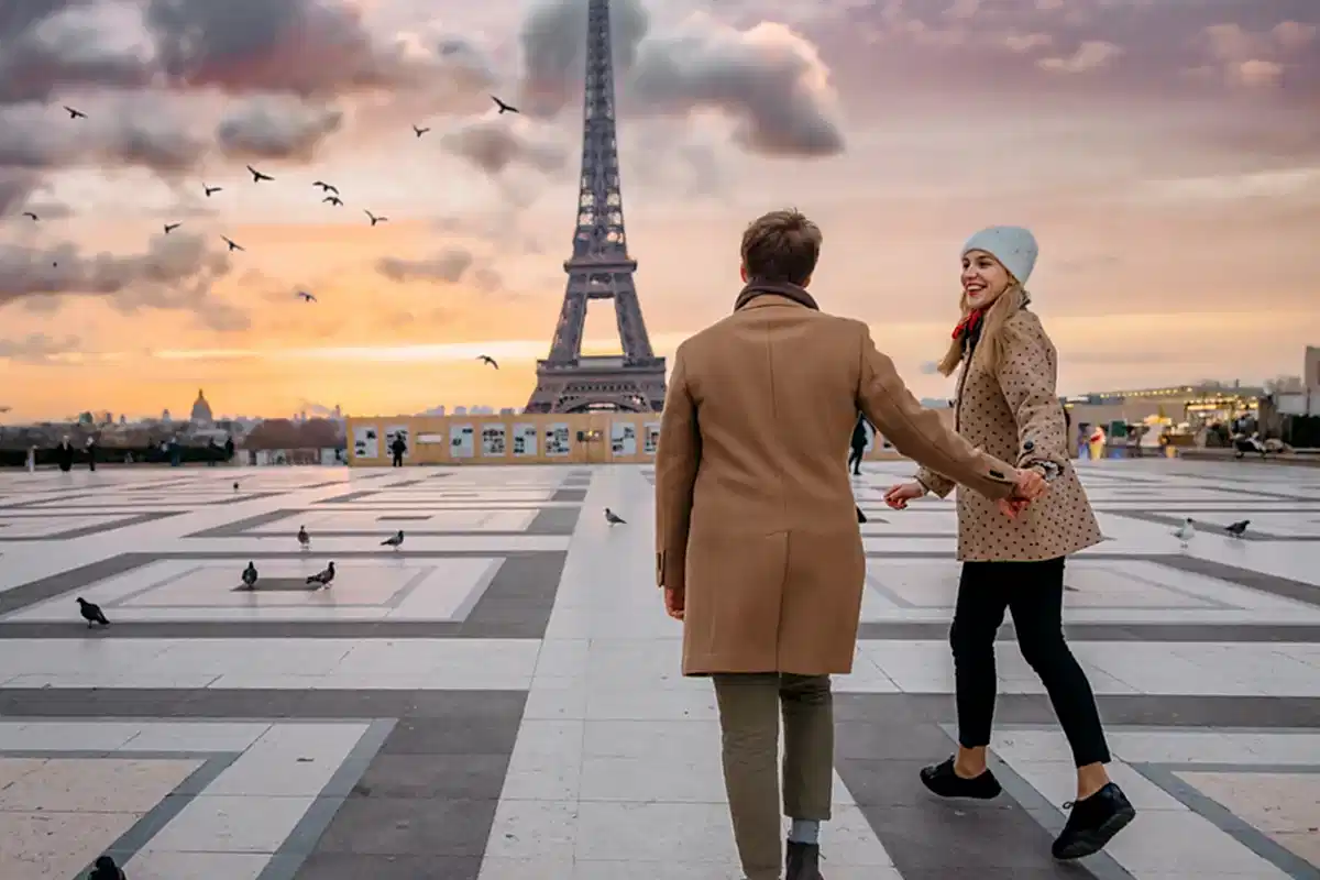 dunyanin-en-romantik-destinasyonlari-paris-eyfel-cift